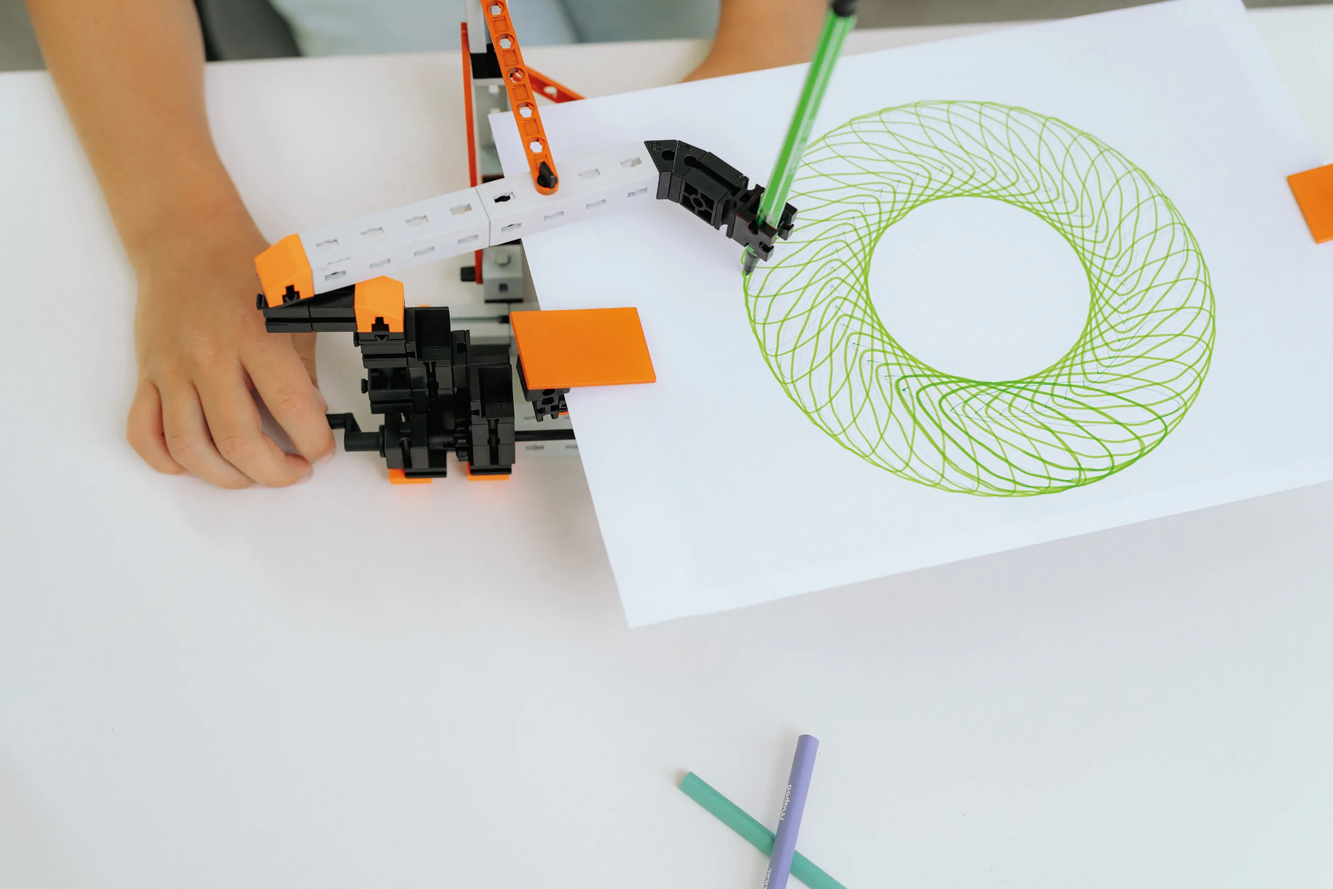 Modelo Fischertechnik dibujando un patrón geométrico