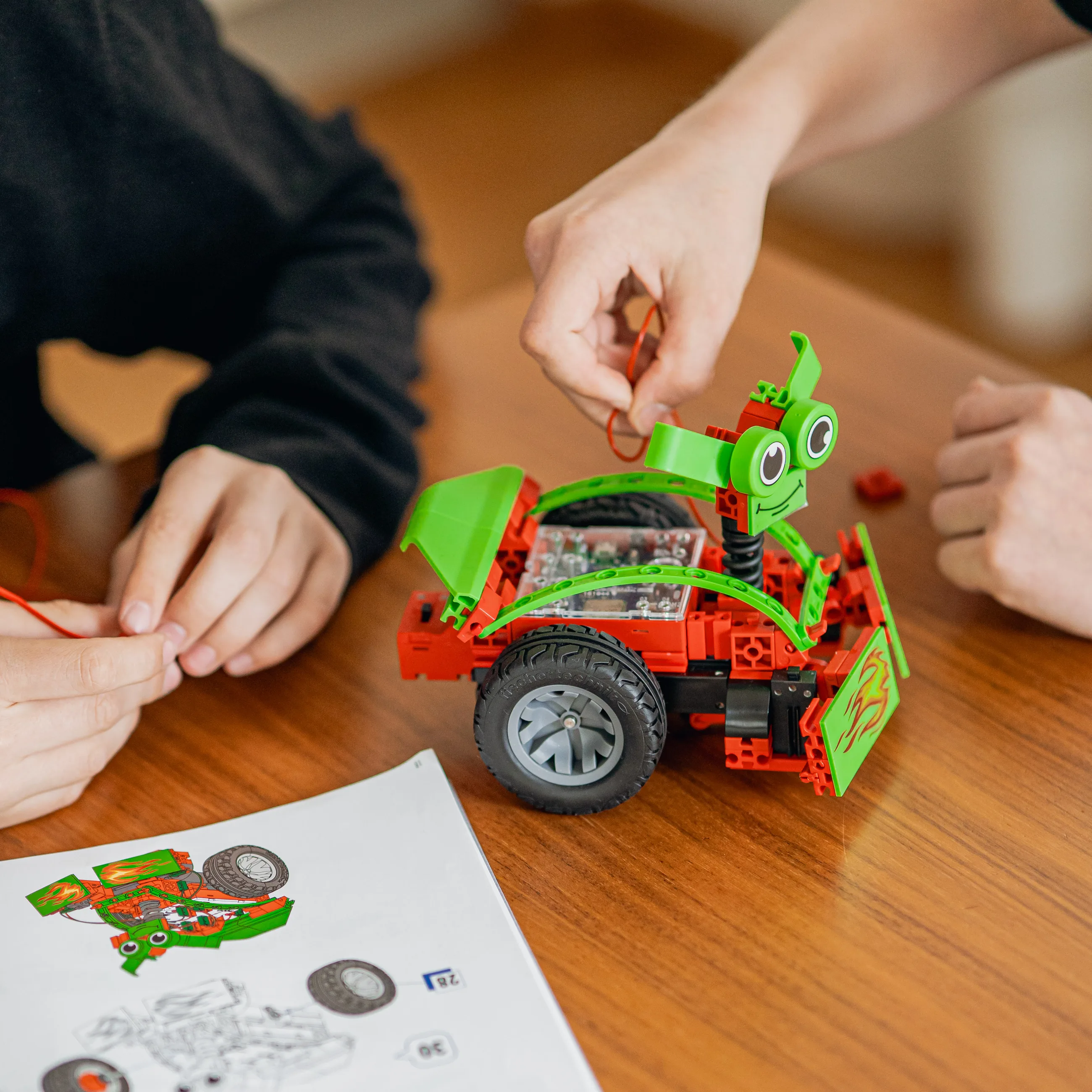 Estudiantes construyendo un automóvil robótico Fischertechnik